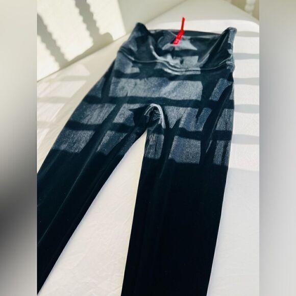 SPANX black Velvet Leggings retails $98! Size medium - Picture 10 of 11